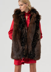 Capospalla smanicato di pelo lungo con cappuccio