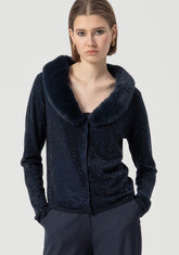 Cardigan in maglia con strass e collo in eco pellliccia