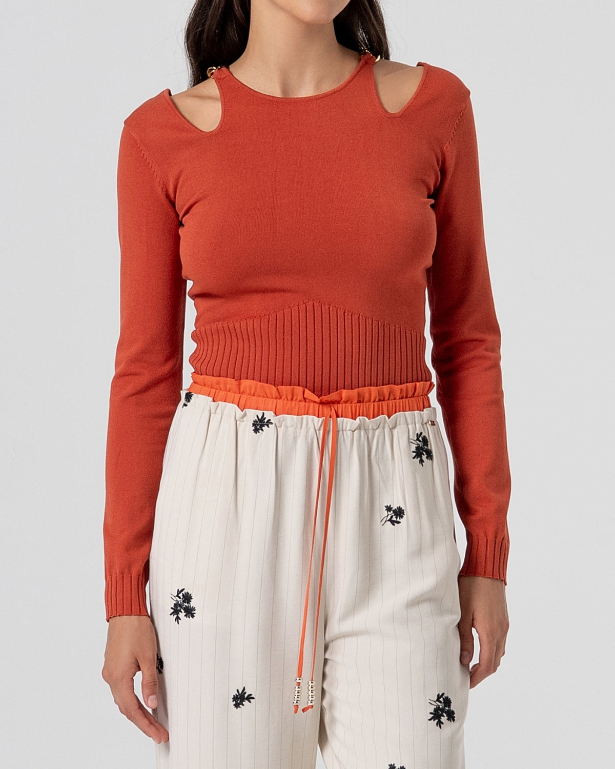 Maglia terracotta con cut-out e catena-3