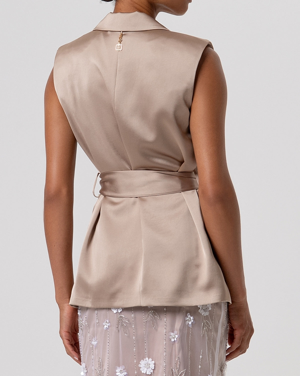 Gilet blazer in raso con cintura e spilla floreale-4