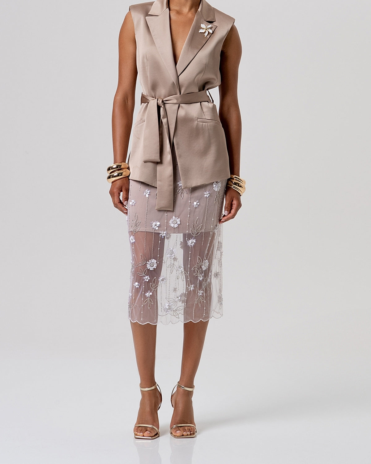 Gilet blazer in raso con cintura e spilla floreale-5