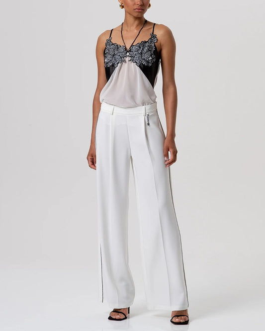 Pantalone palazzo bianco con profili a contrasto