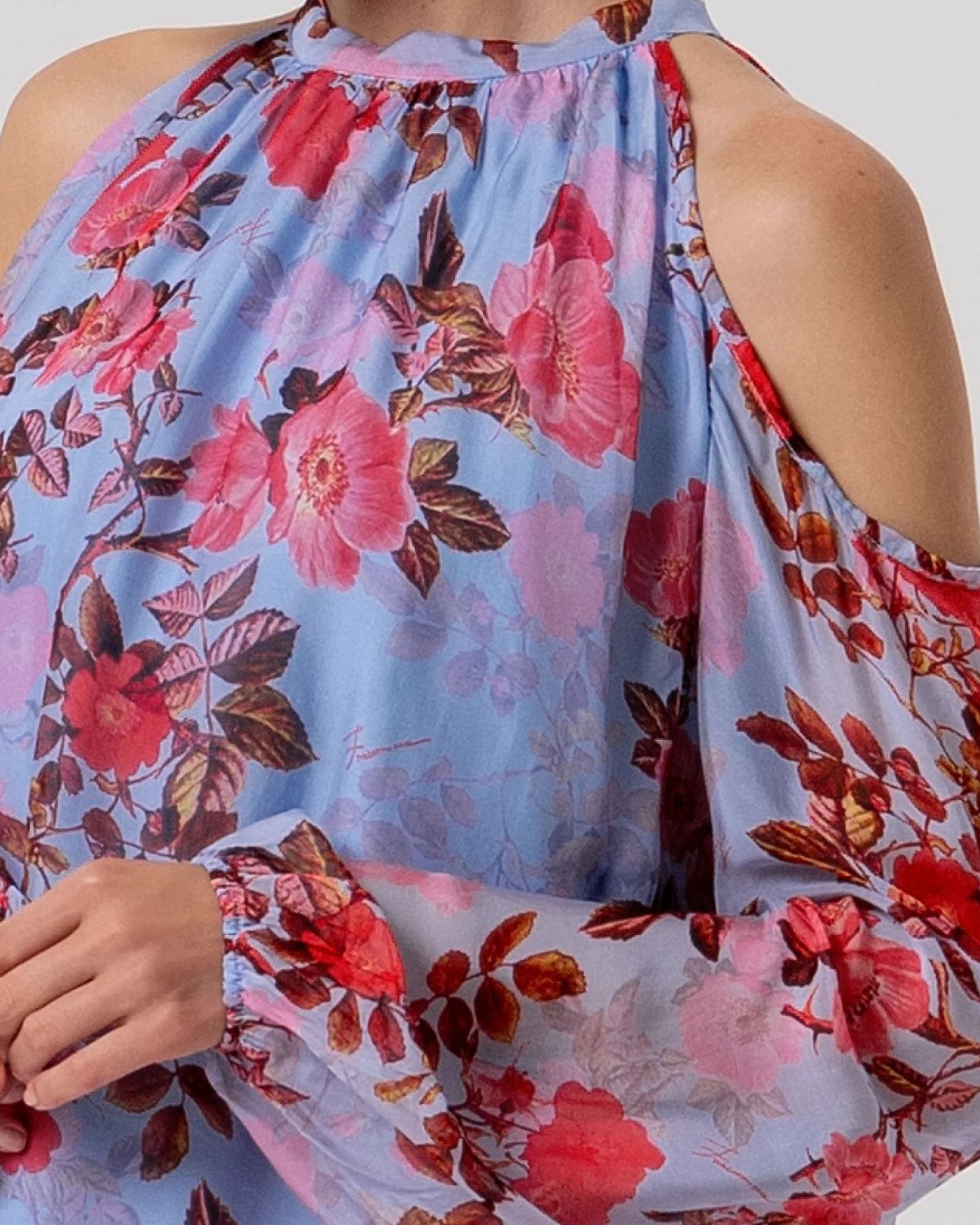 Blusa floreale azzurra con spalle scoperte-2