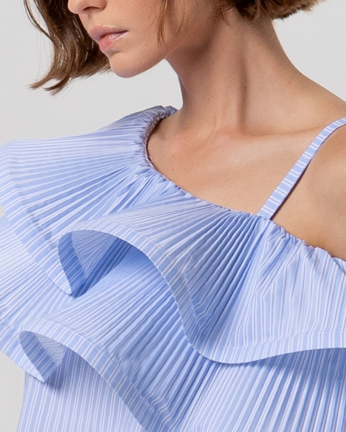 Top asimmetrico rigato con maxi rouches-2