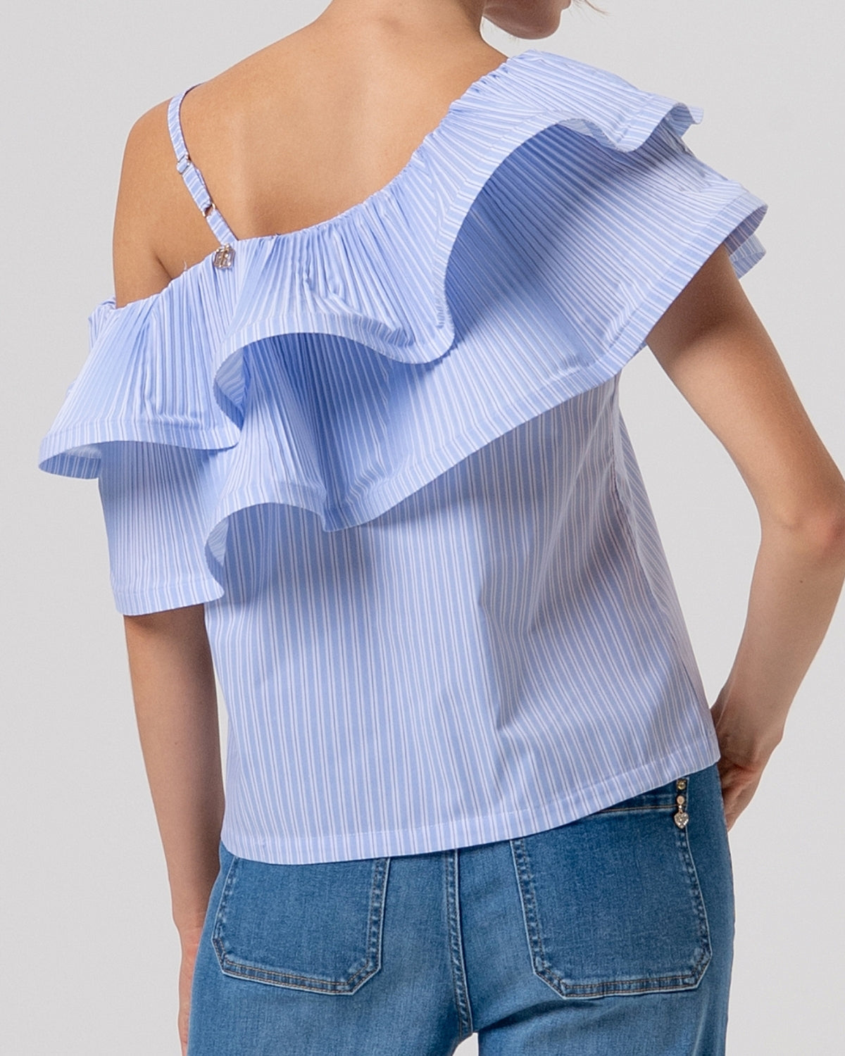 Top asimmetrico rigato con maxi rouches-3
