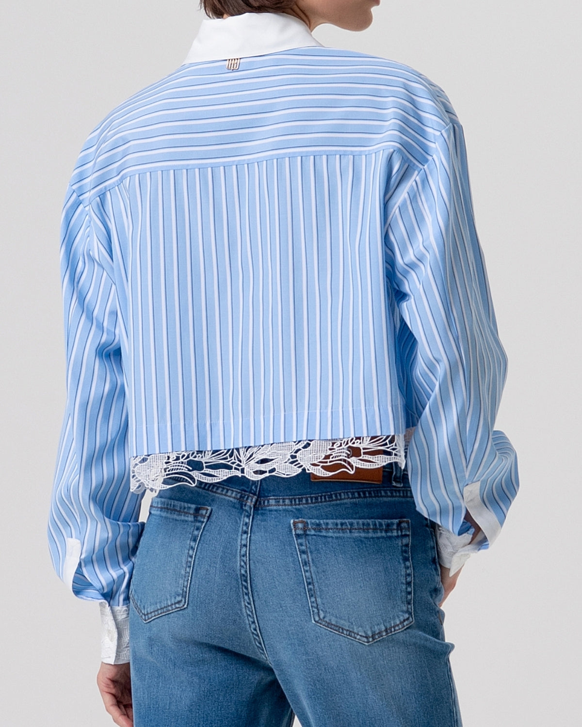 Camicia crop rigata con colletto a contrasto e pizzo-3