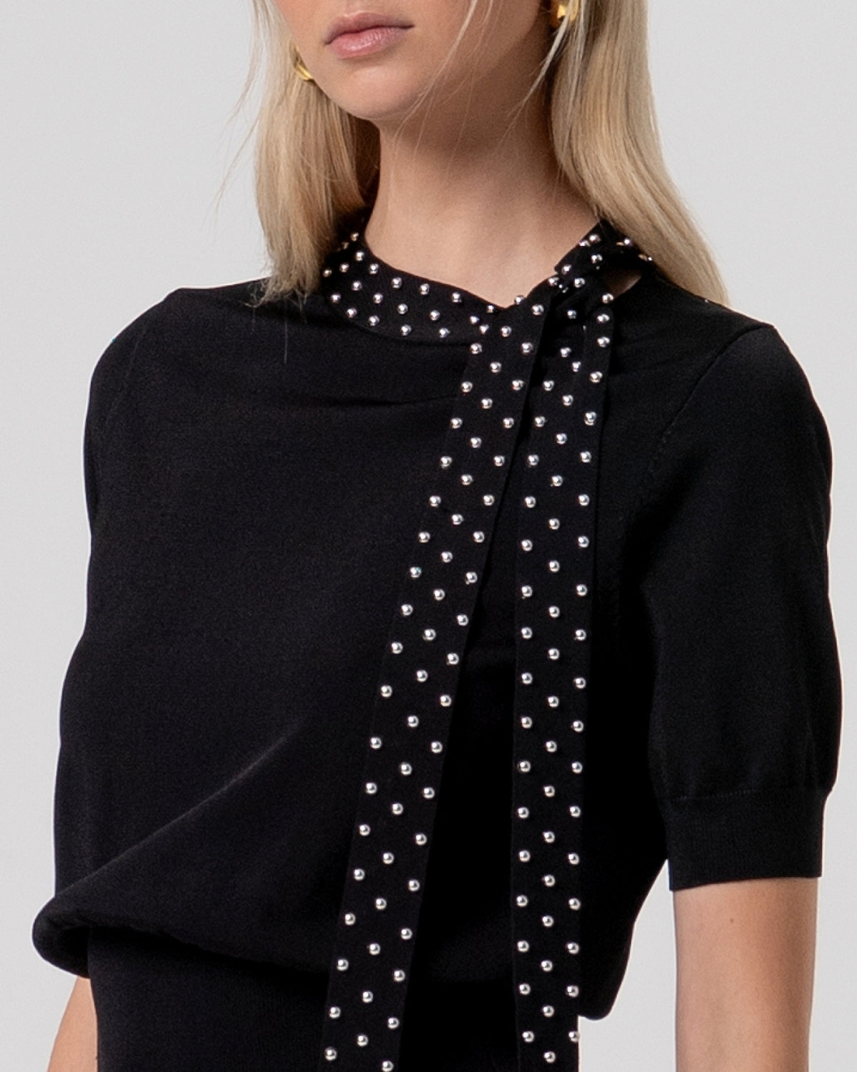 Maglia nera con foulard gioiello-2