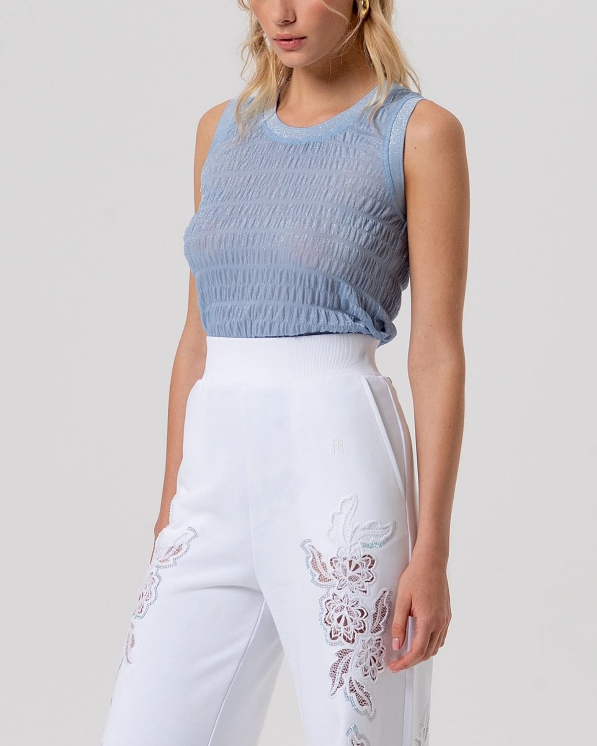 Top azzurro in maglia con texture smock-2