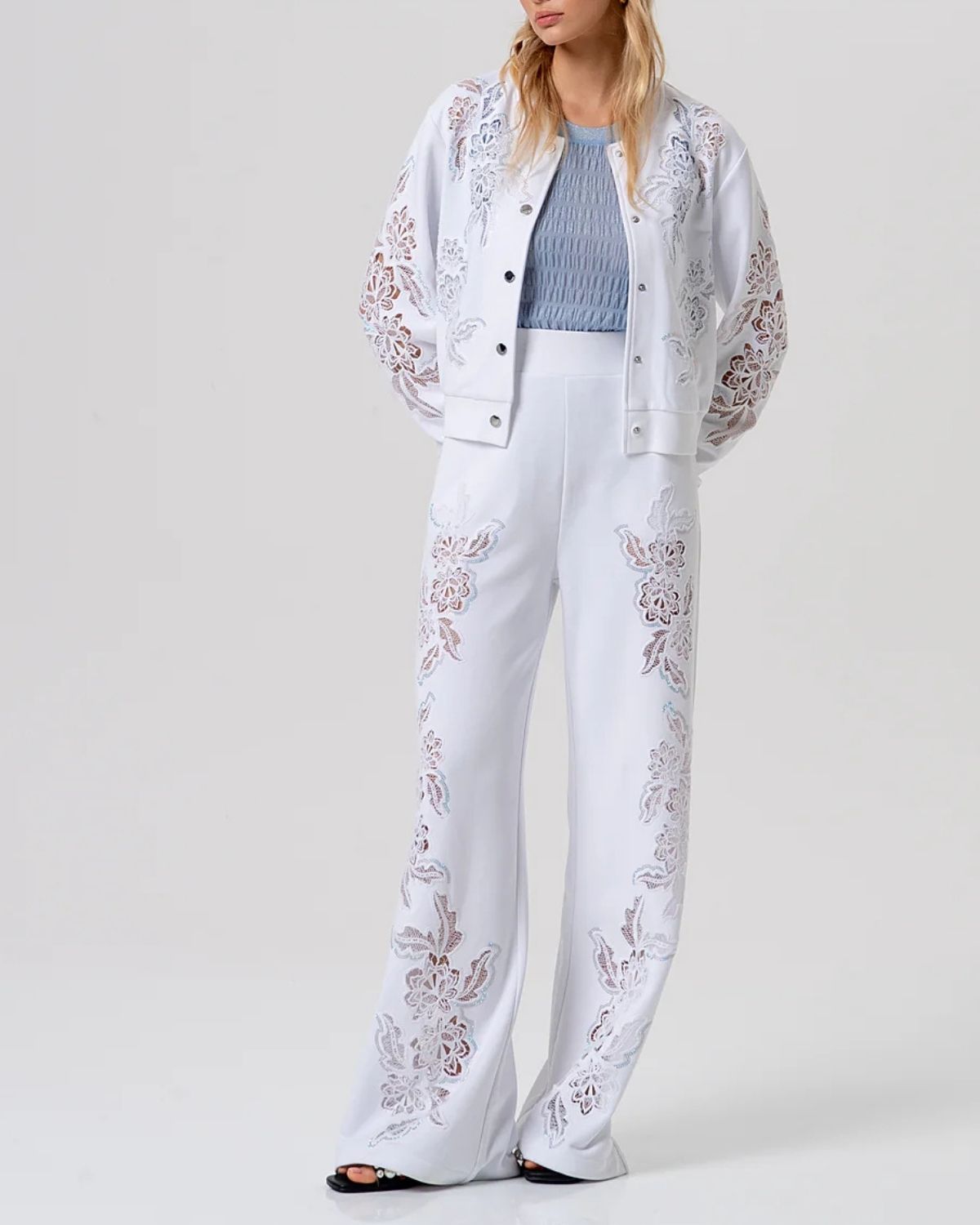 Top azzurro in maglia con texture smock-4