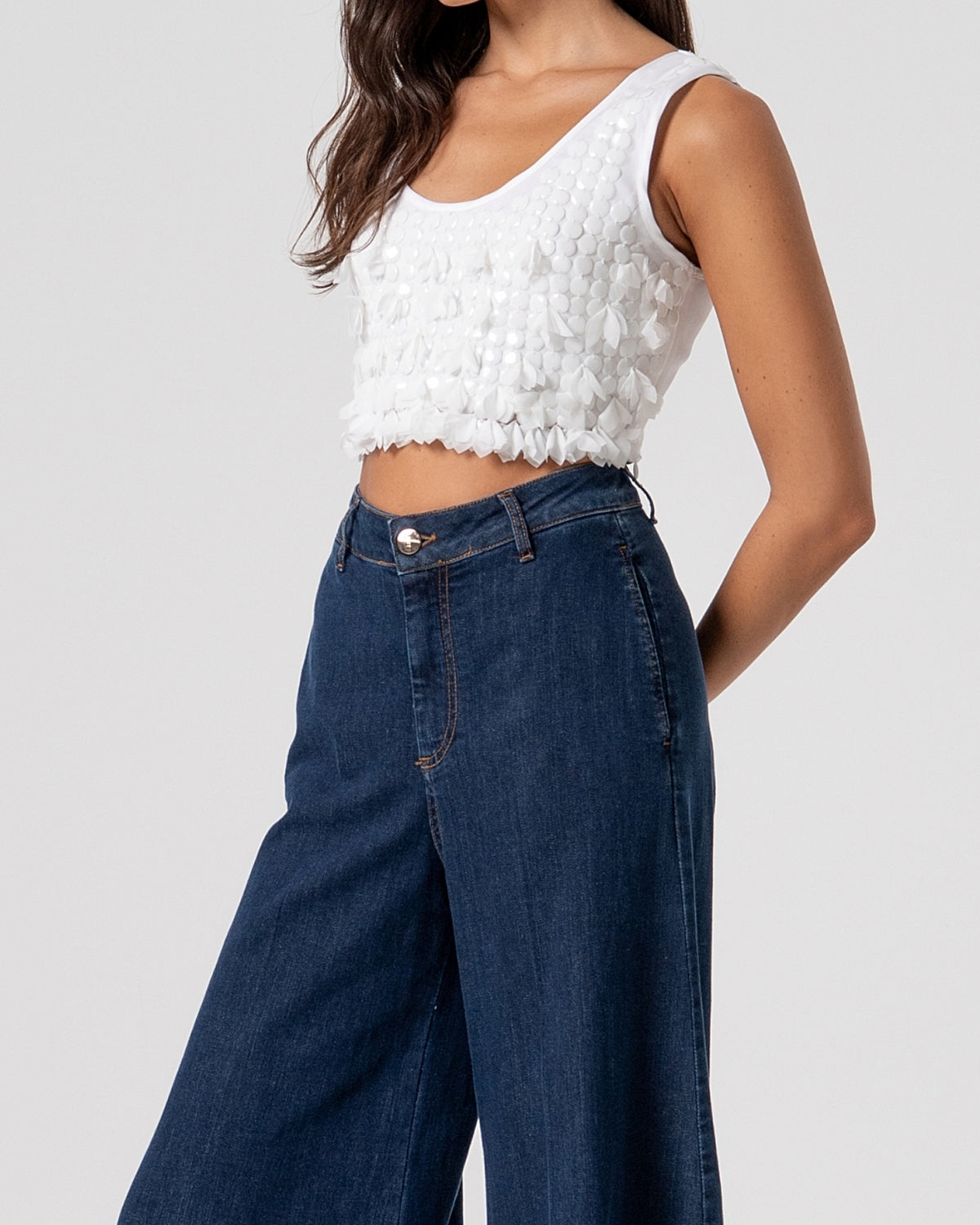 Top crop bianco con applicazioni 3D-2