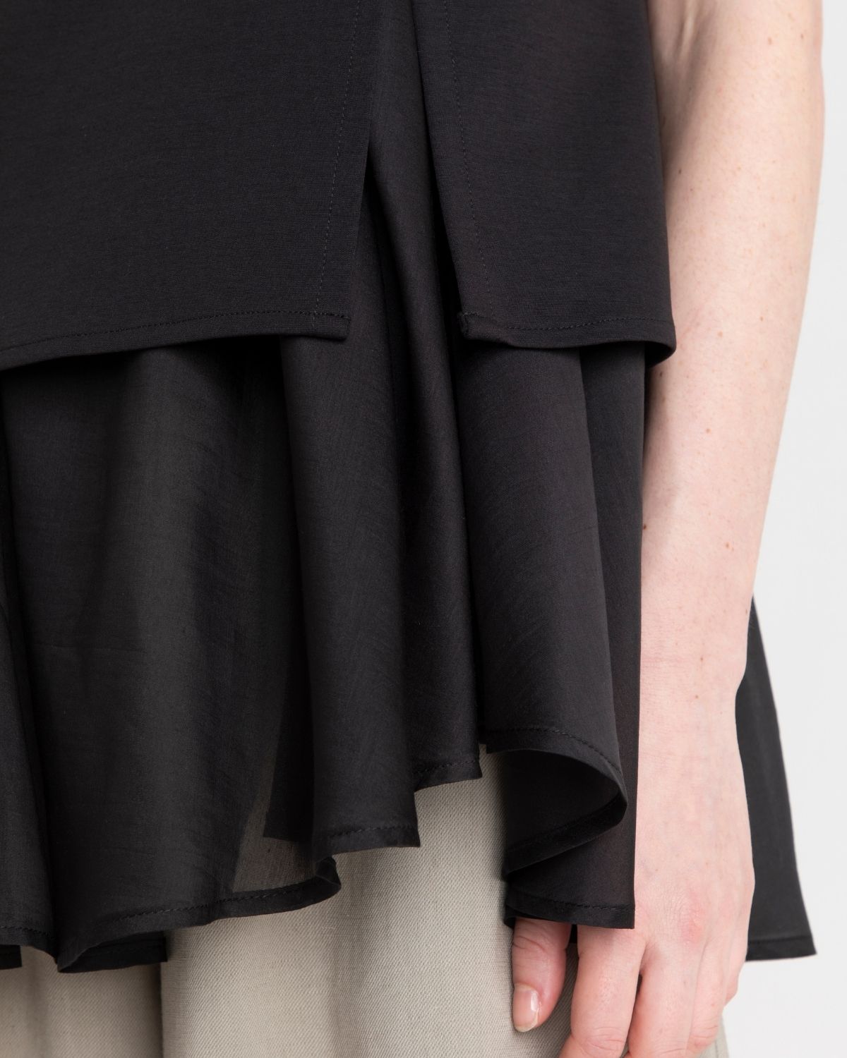 ss26-su-s6t201 black 3