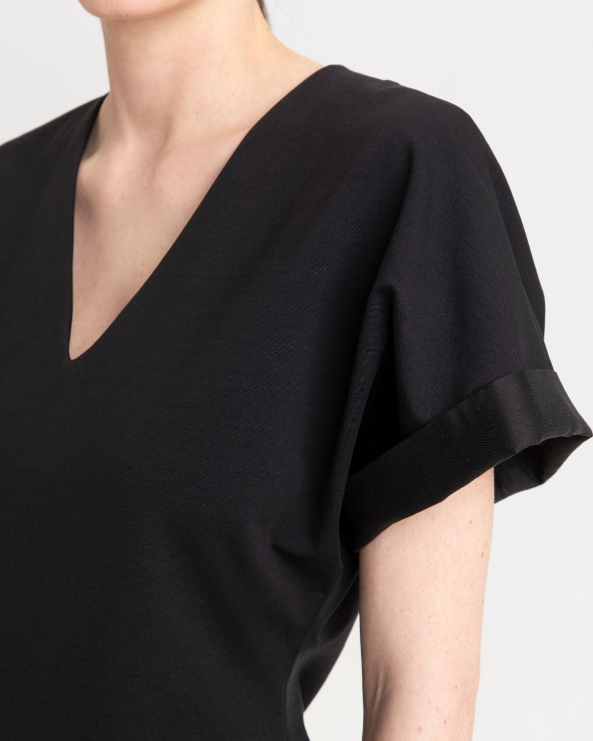 ss26-su-s6t401 black 3