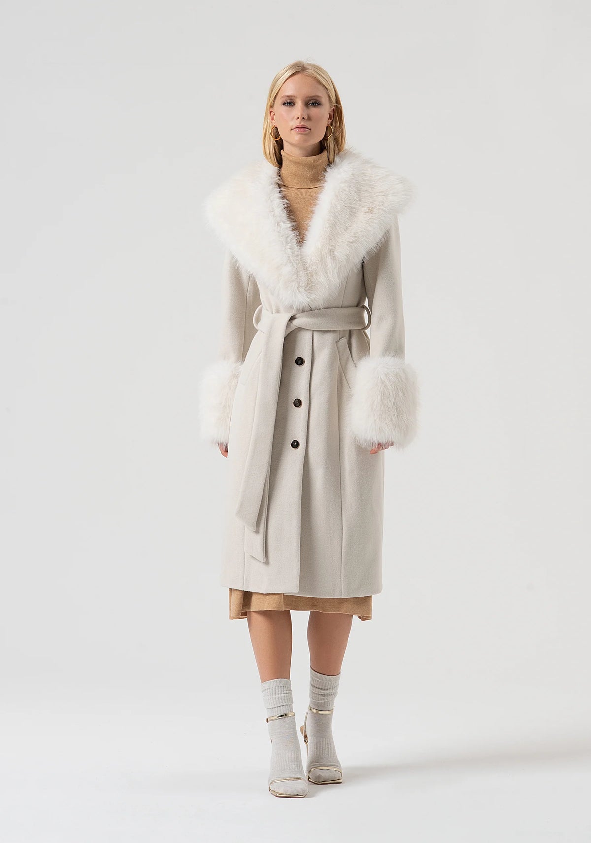 Cappotto lungo con rever e polsini di pelo