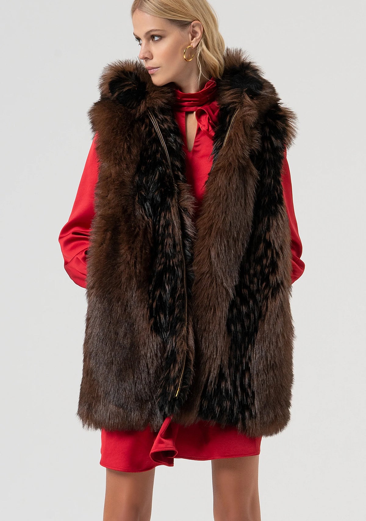 Capospalla smanicato di pelo  lungo con cappuccio