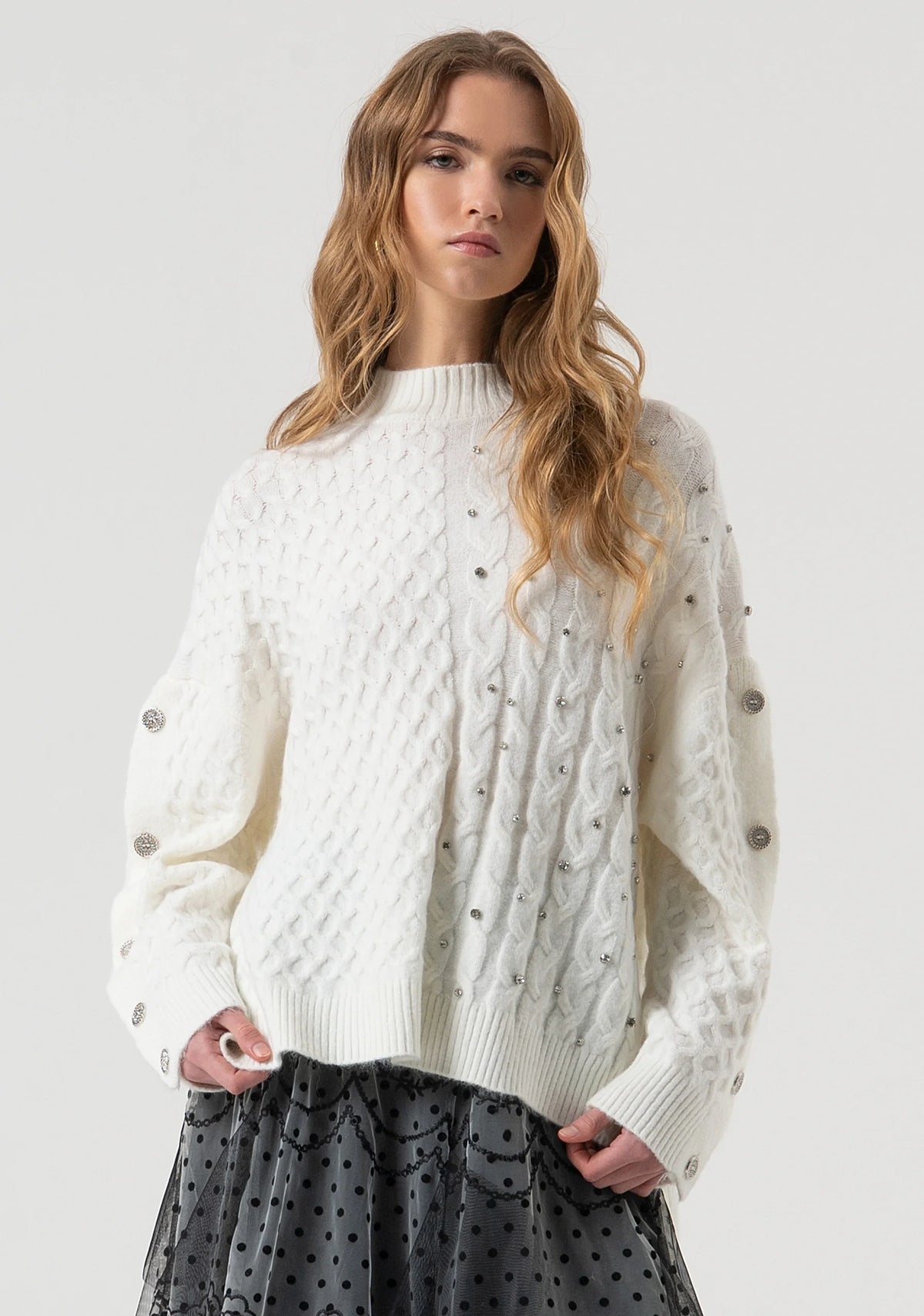 Maglia over con punto treccia e pietre luminose applicate