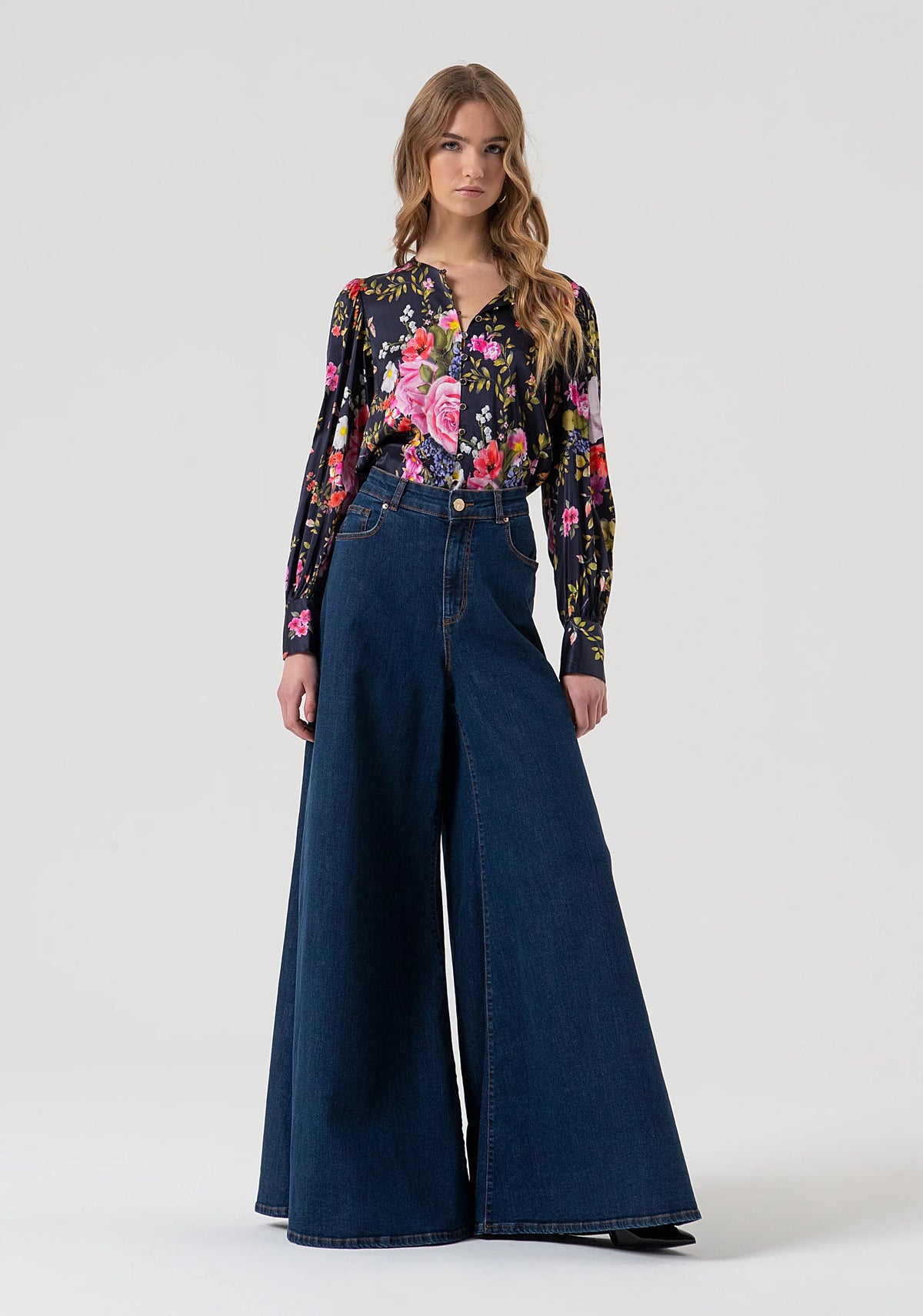 Jeans super flare in denim con lavaggio scuro