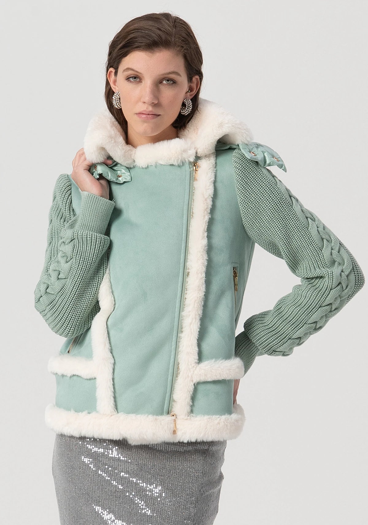 Eco pelliccia corta con maniche in maglia