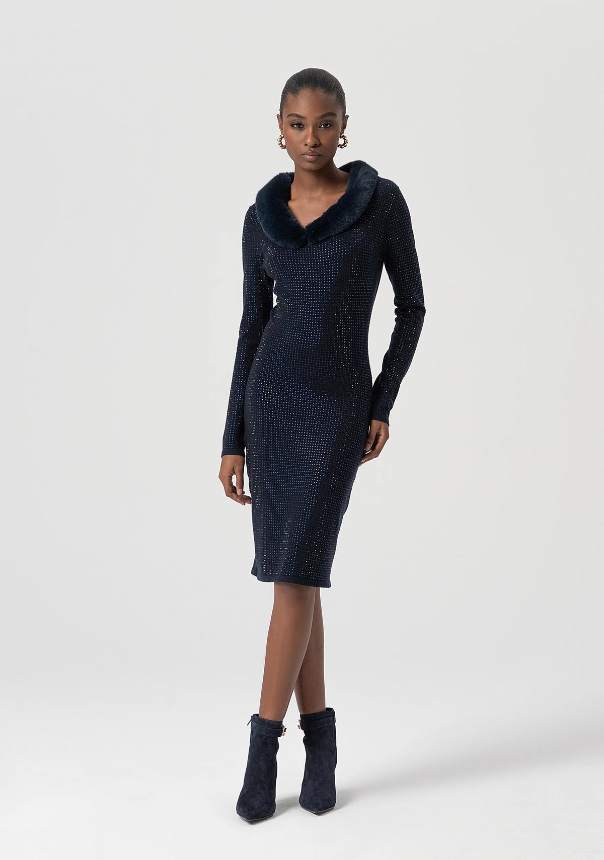 Abito slim midi in maglia con strass e collo in pelo