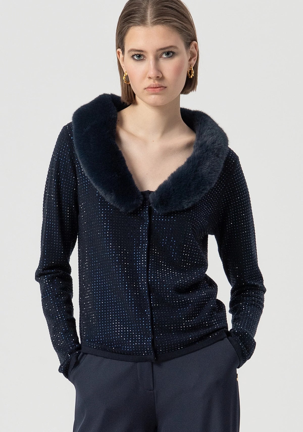 Cardigan in maglia con strass e collo in eco pellliccia