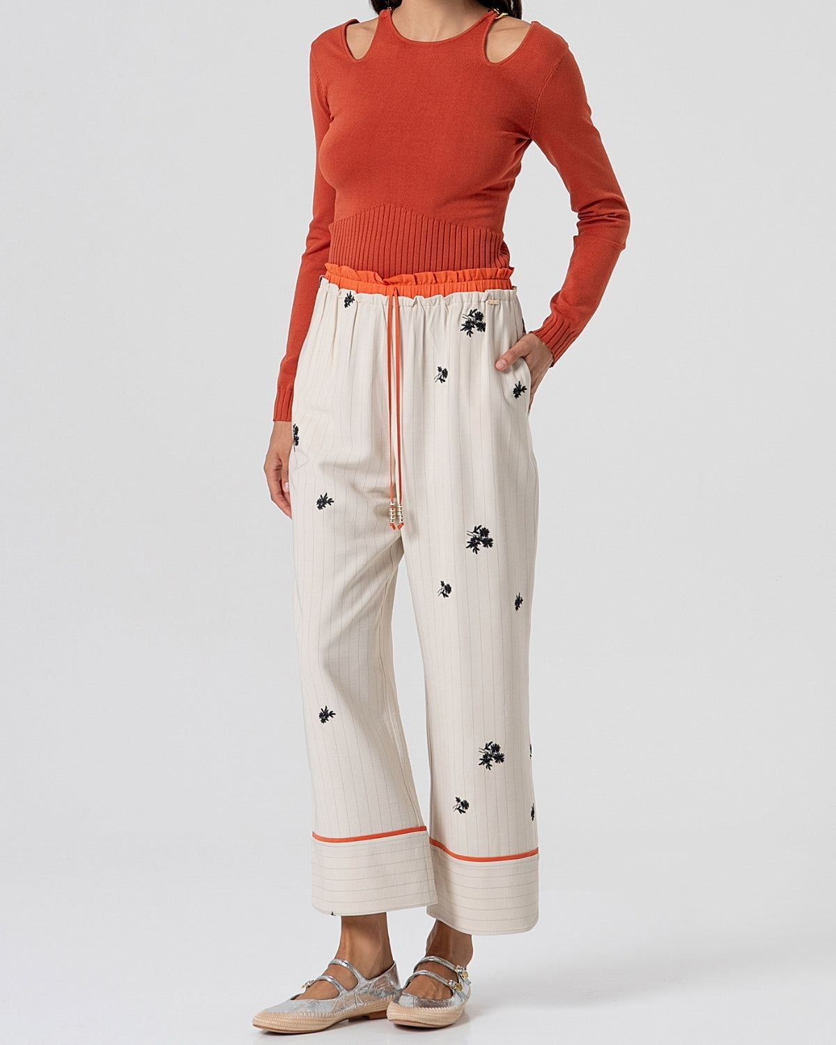 Maglia terracotta con cut-out e catena