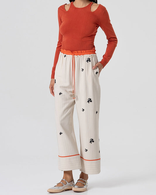 Maglia terracotta con cut-out e catena