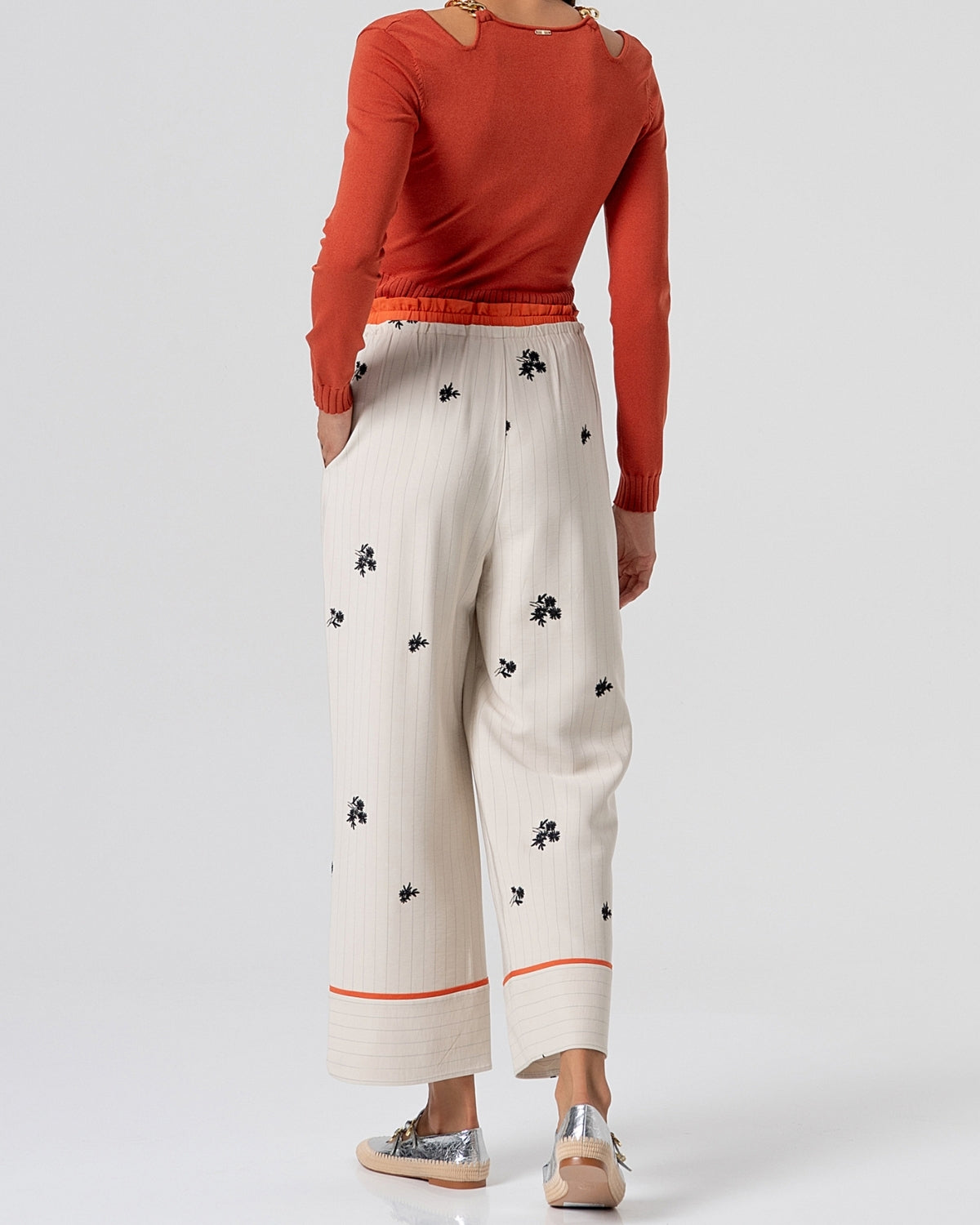 Maglia terracotta con cut-out e catena-4