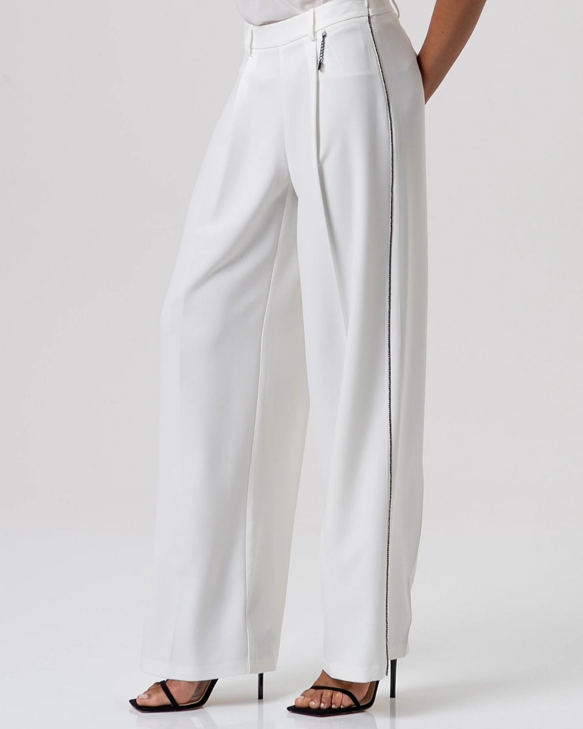 Pantalone palazzo bianco con profili a contrasto-2
