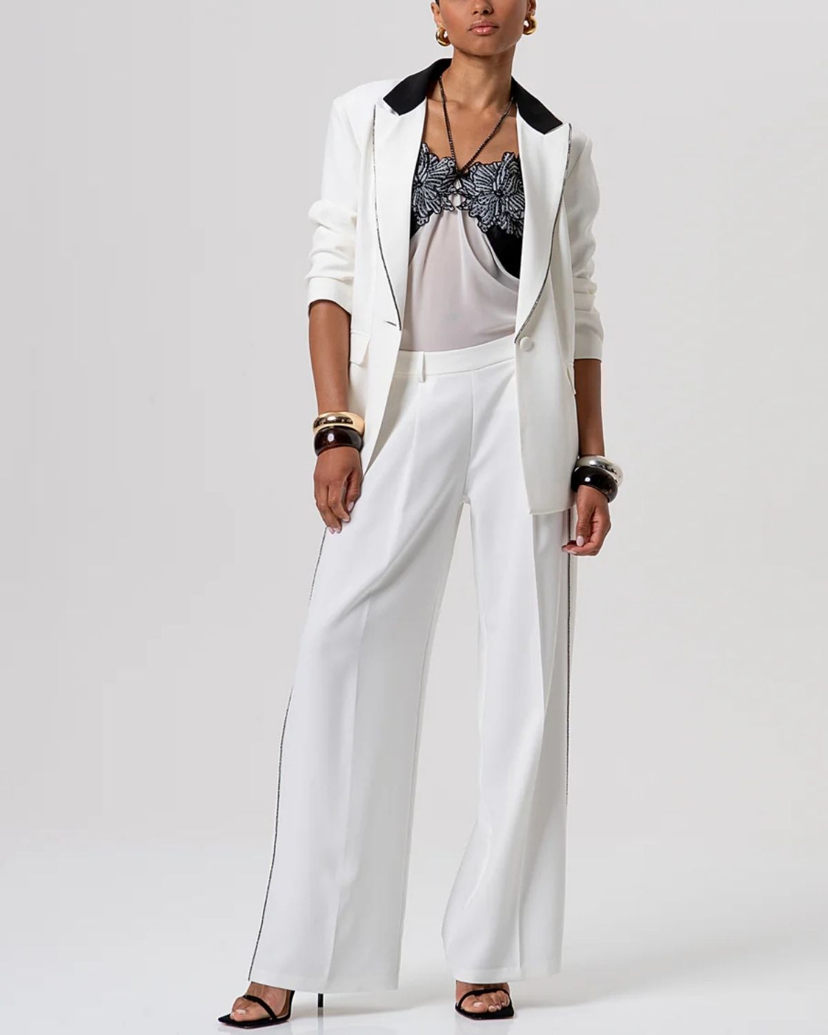 Pantalone palazzo bianco con profili a contrasto-4