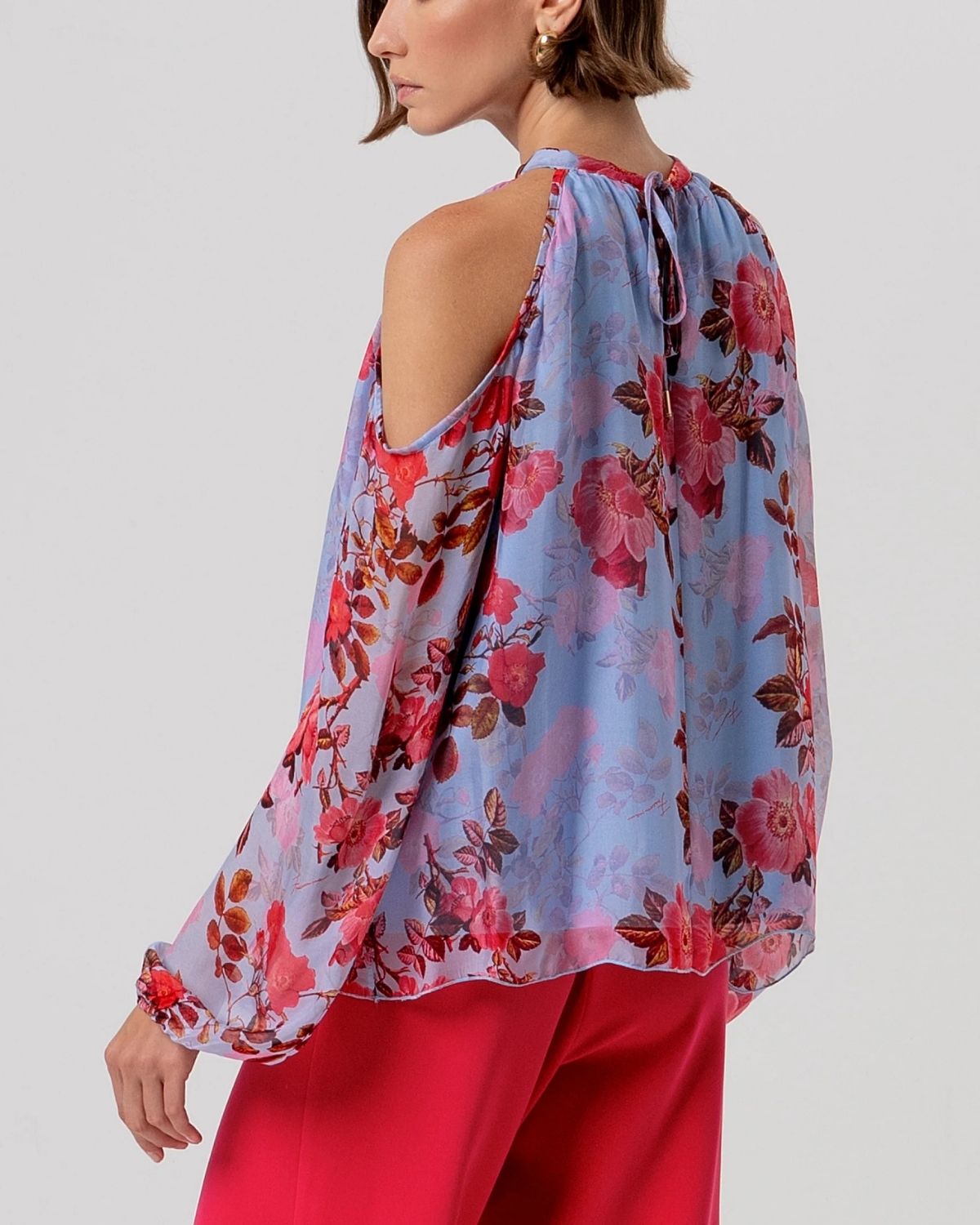 Blusa floreale azzurra con spalle scoperte-3