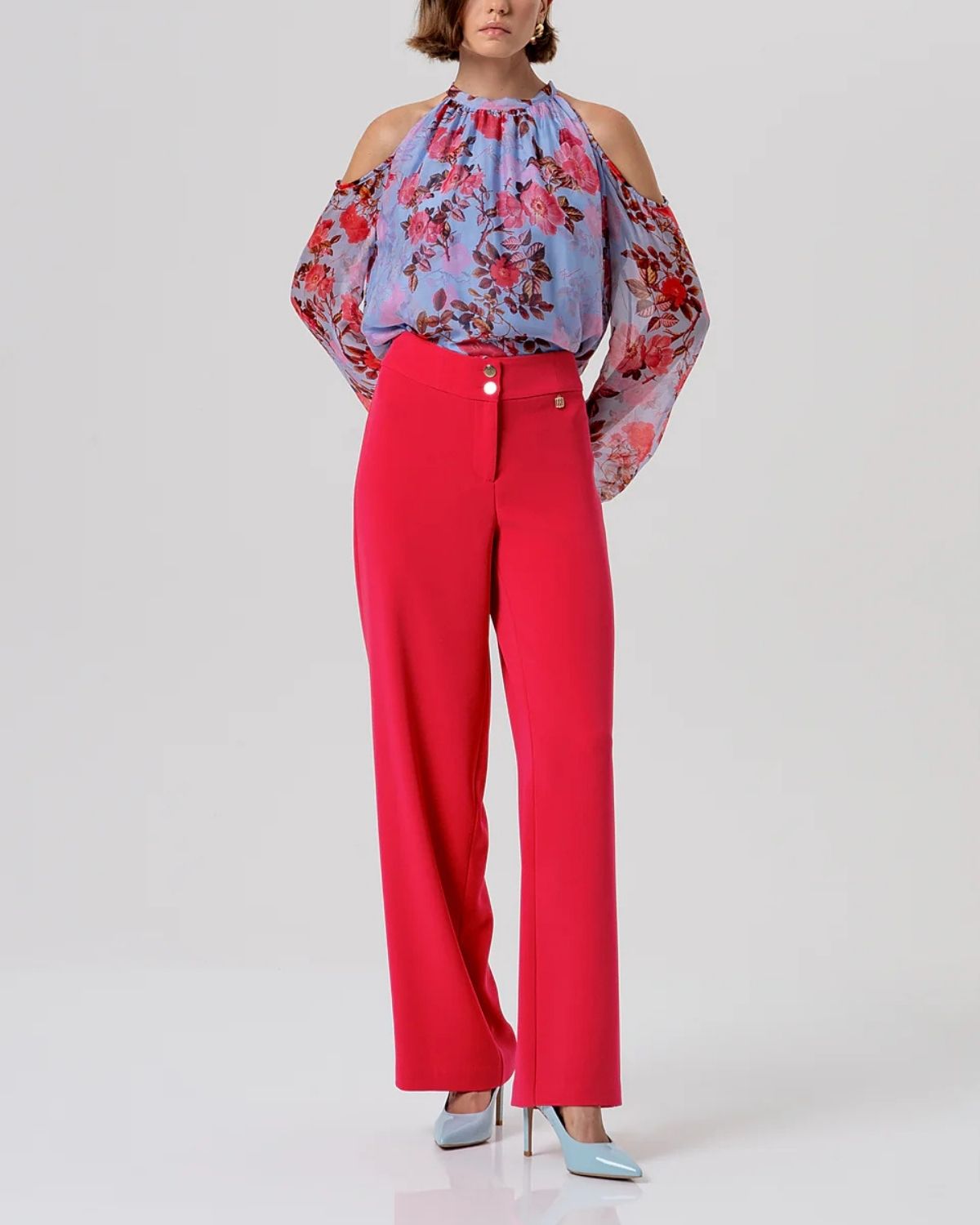 Blusa floreale azzurra con spalle scoperte-4