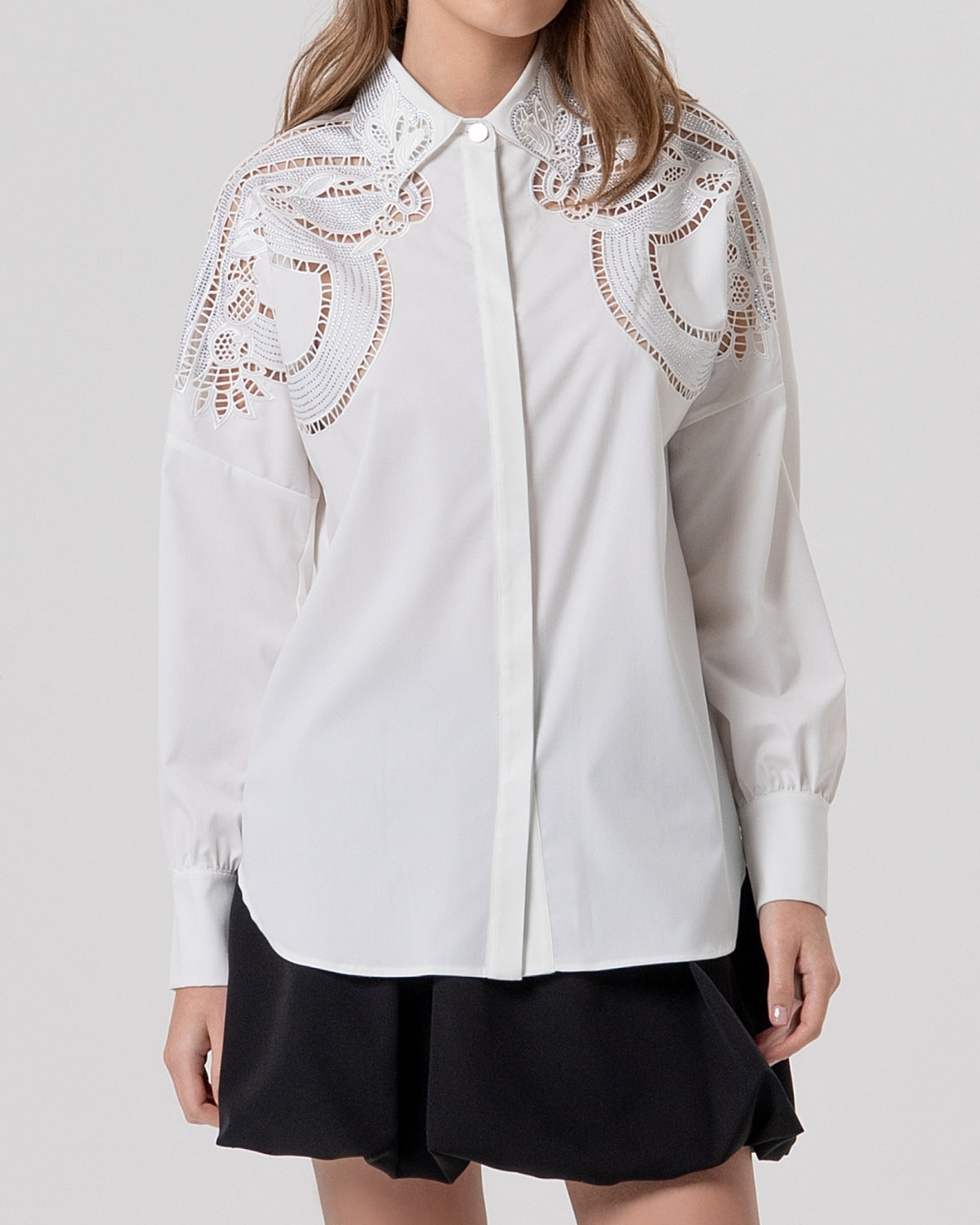 Camicia bianca con inserto in pizzo sulle spalle