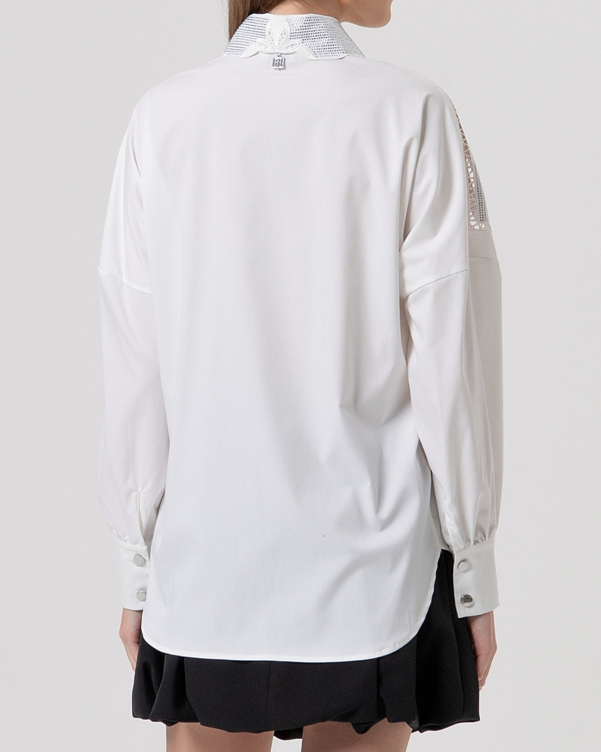 Camicia bianca con inserto in pizzo sulle spalle-3