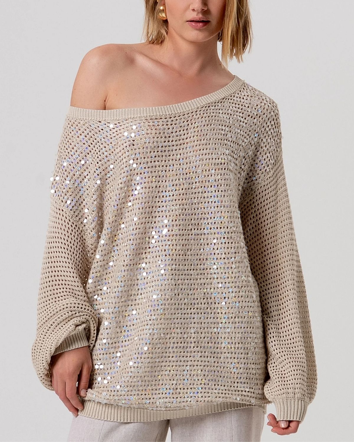 Maglia beige a rete con paillettes e scollo a barca