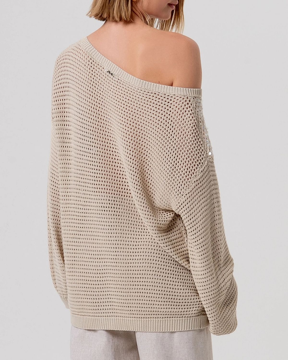 Maglia beige a rete con paillettes e scollo a barca-3
