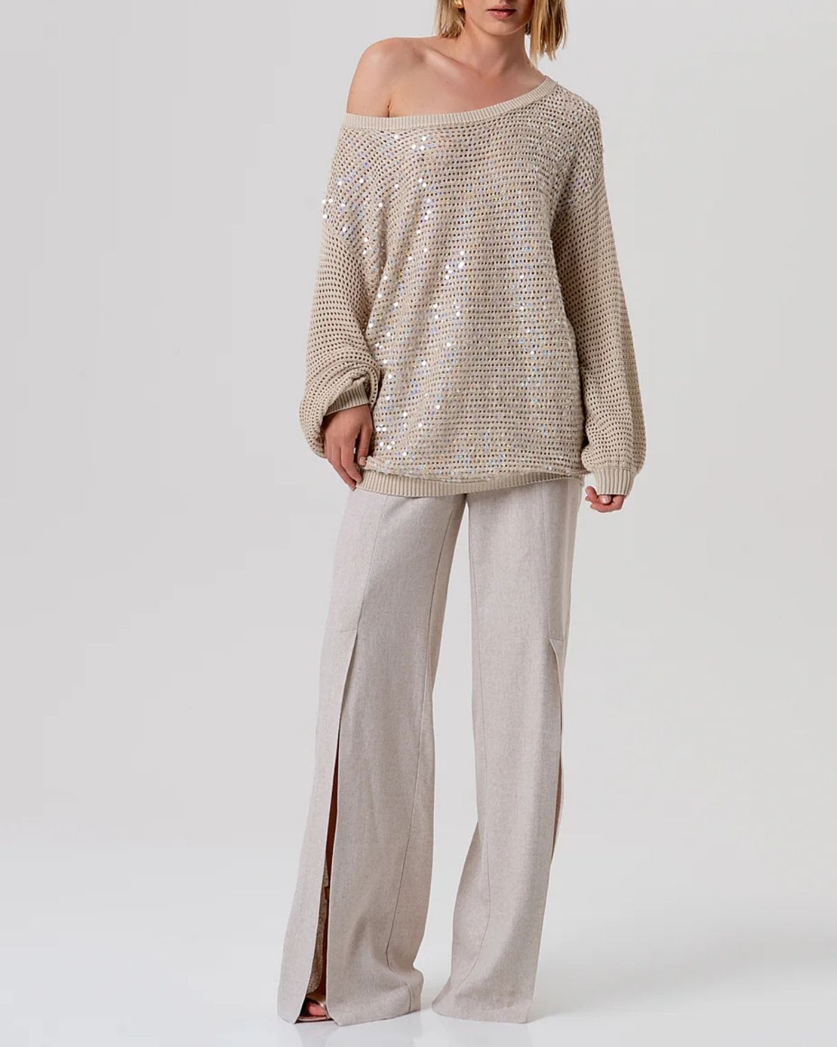 Maglia beige a rete con paillettes e scollo a barca-4