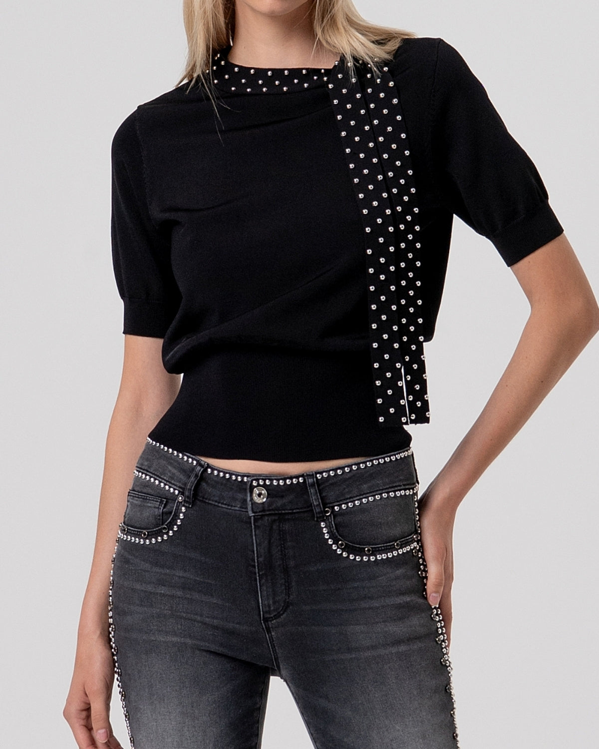 Maglia nera con foulard gioiello