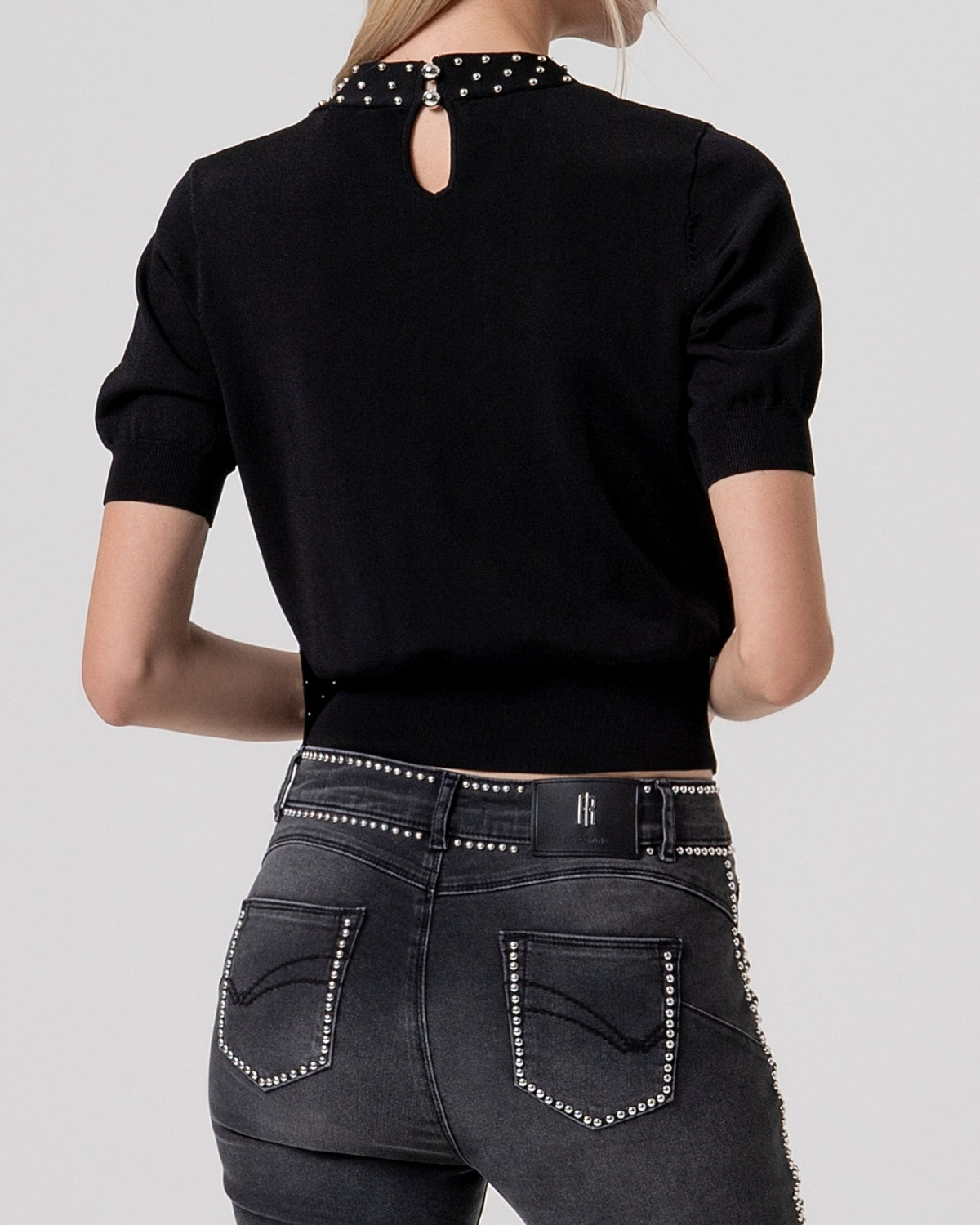 Maglia nera con foulard gioiello-3