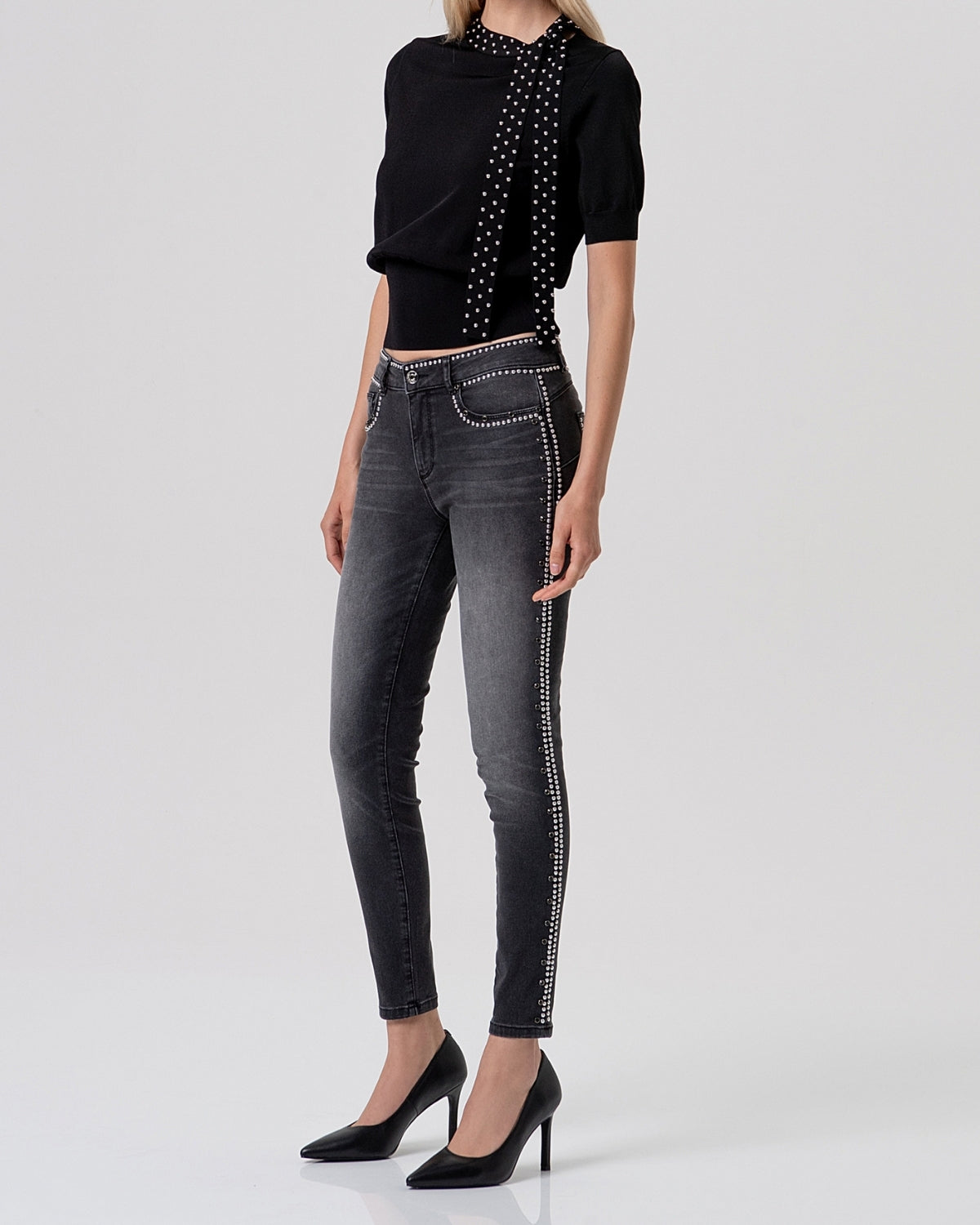 Maglia nera con foulard gioiello-4