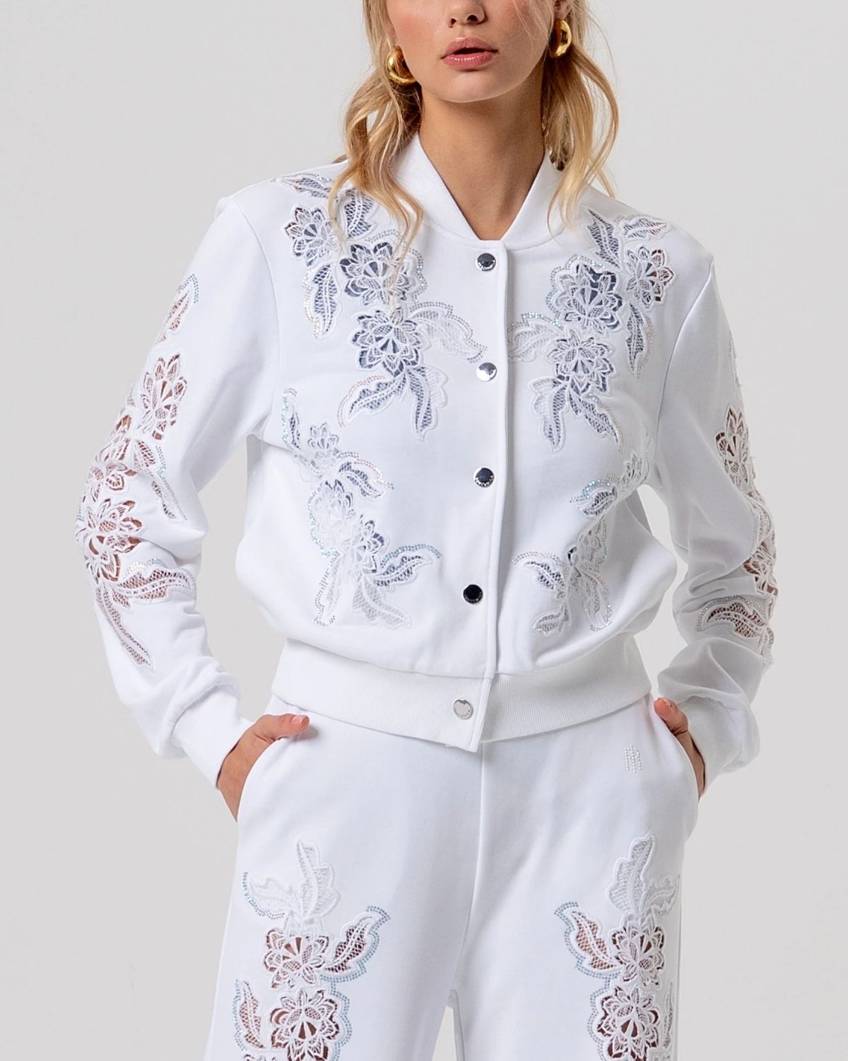 Bomber bianco con ricami floreali