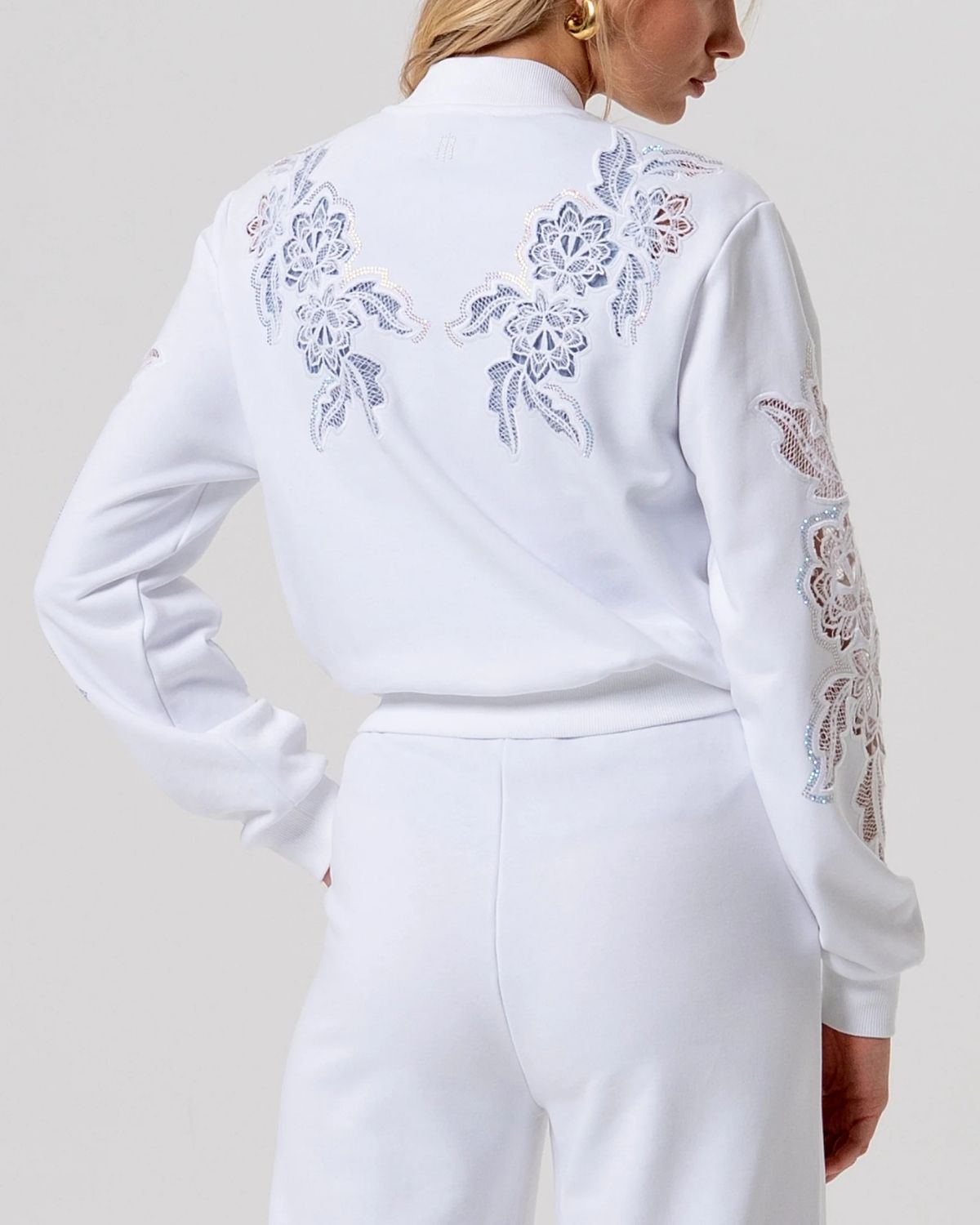 Bomber bianco con ricami floreali-3