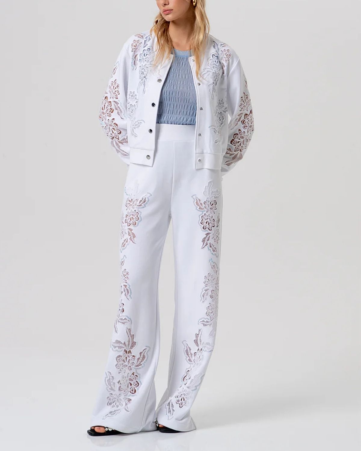 Bomber bianco con ricami floreali-4