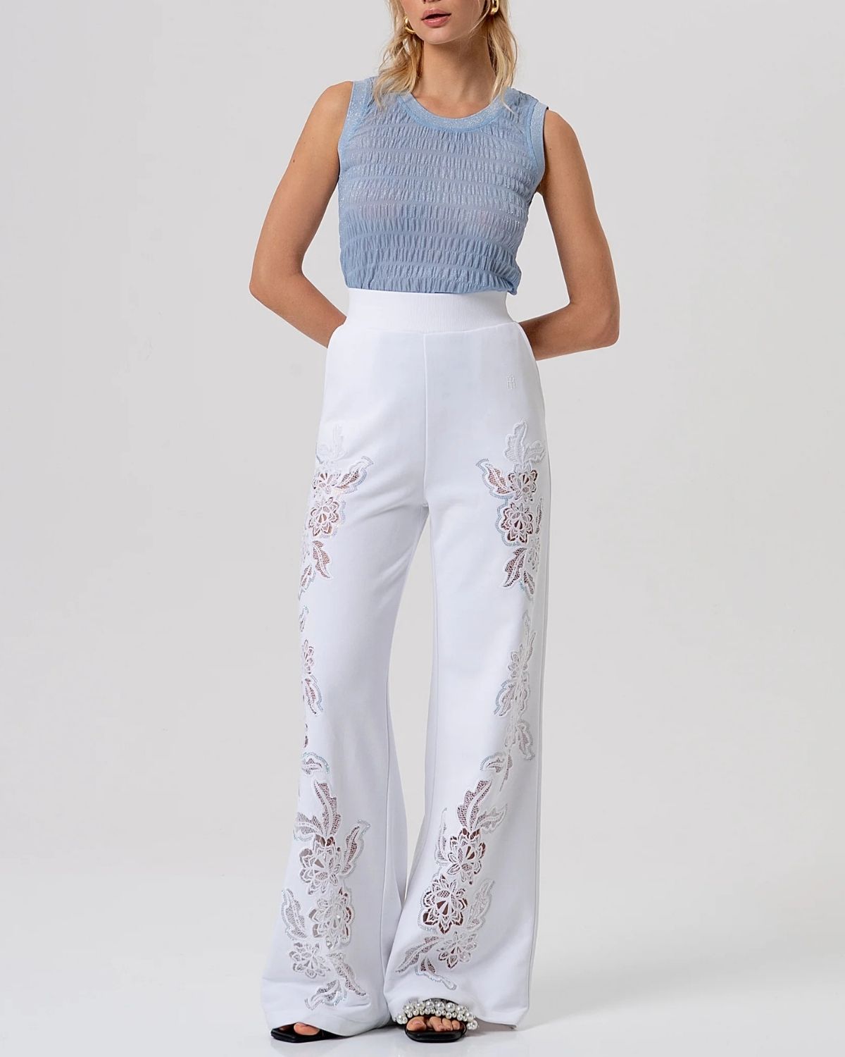 Top azzurro in maglia con texture smock