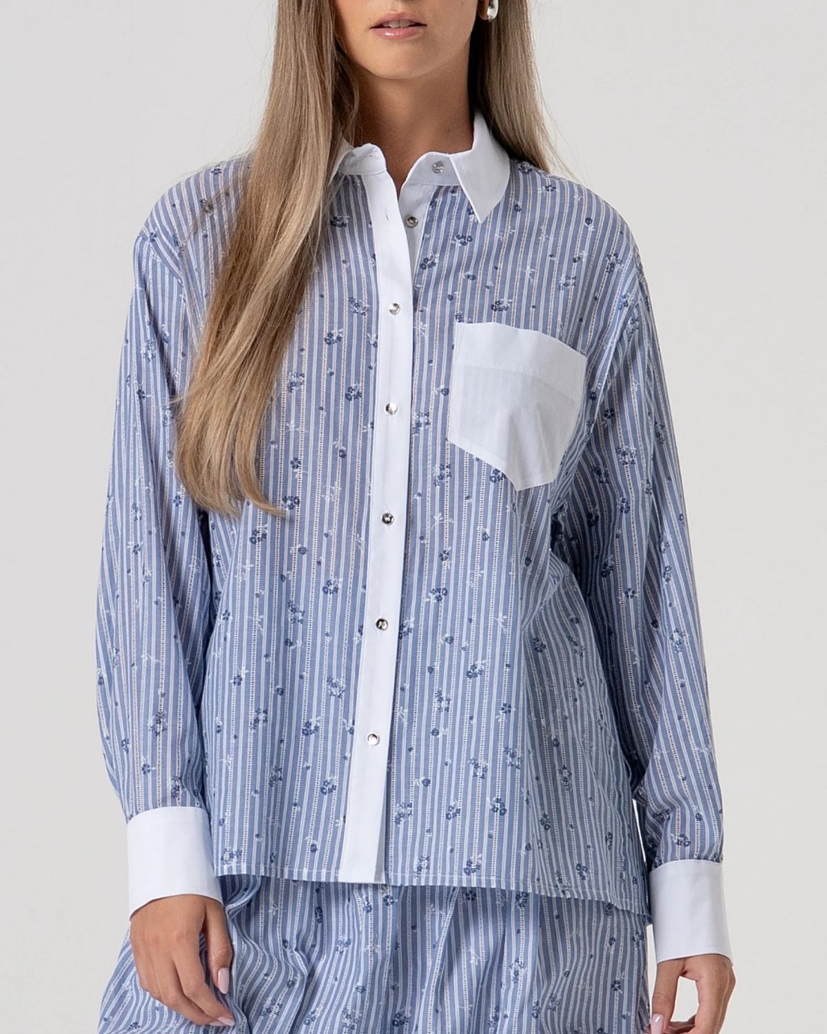 Camicia rigata con dettagli a contrasto