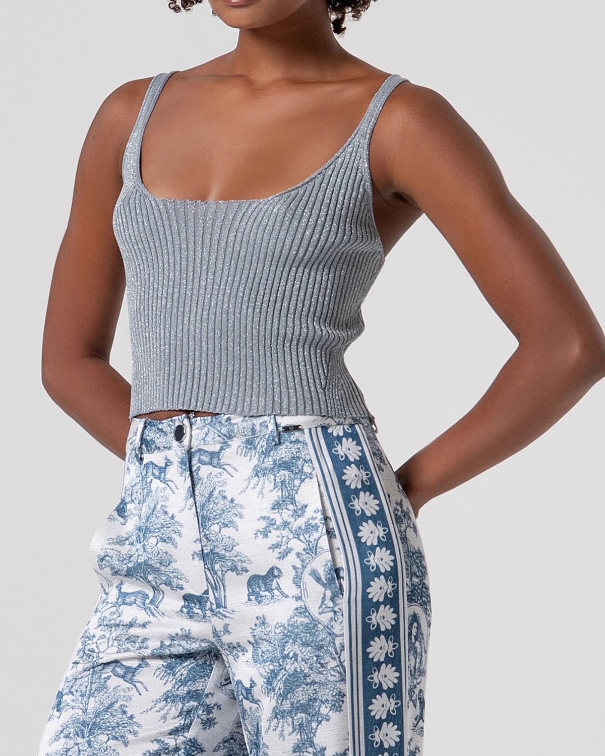 Top crop in maglia a costine con spalline sottili-2